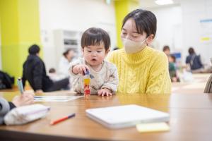 積み木を積むこども