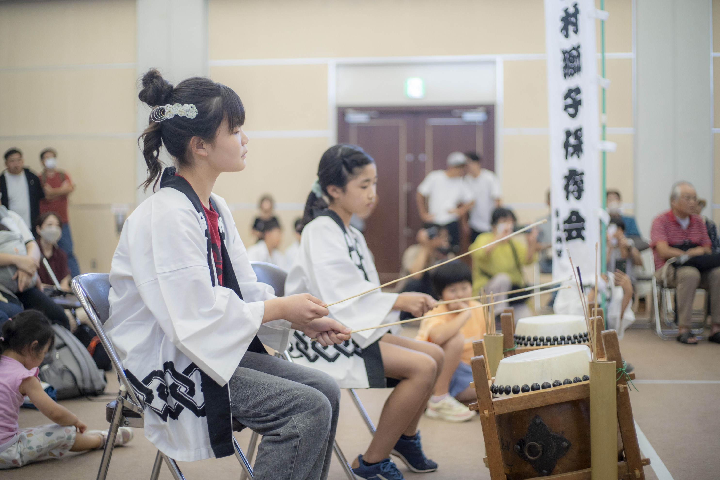 太鼓を叩く子供