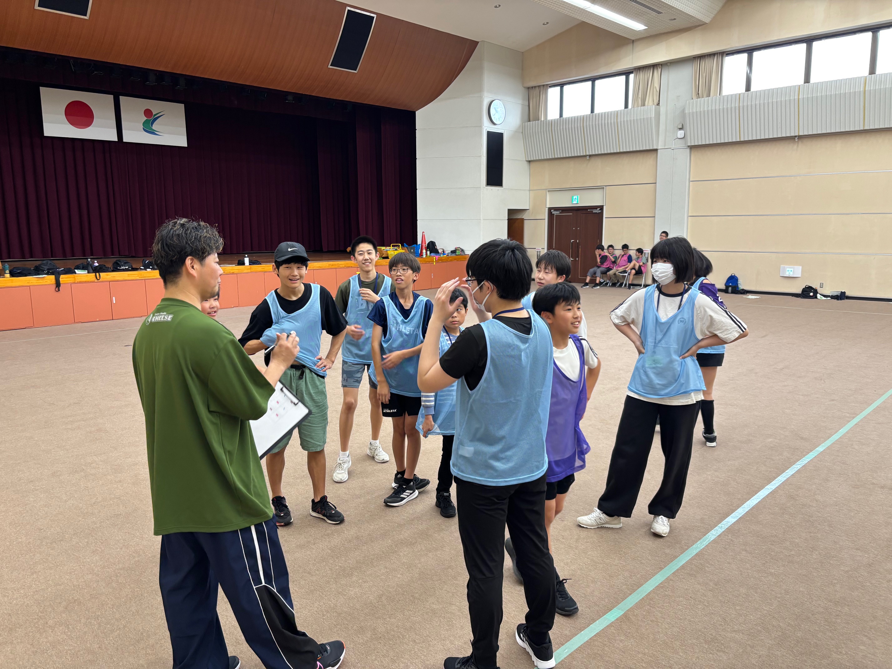 開校式とスポーツ鬼ごっこの写真