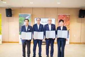 令和8年7月24日締結 メディカルタウン協定式(協定書を開いている)