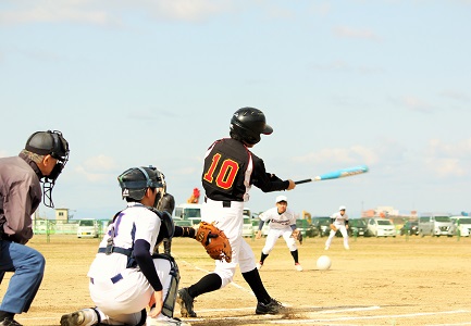 ソフトボールフェスティバルでの試合の写真