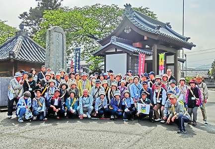 ウォーキング大会での集合写真