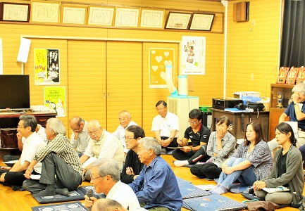 タウンミーティングの参加住民の写真