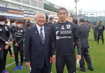 03愛媛FCサンパーク高木選手と市長写真 