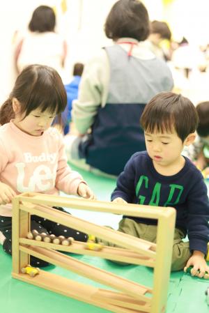 アウトバーンで遊ぶ子供